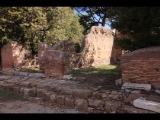 03627 ostia - regio i - insula iii - caseggiato del mitreo di menandro (i,iii,5) - via dei balconi - raeume 5 und 4 - bli ri osten.jpg